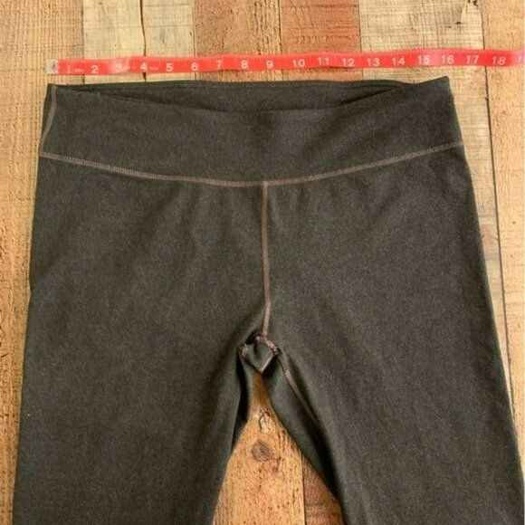 Fabletics womens gray 7/8 cropped leggings - Picture 2 of 9